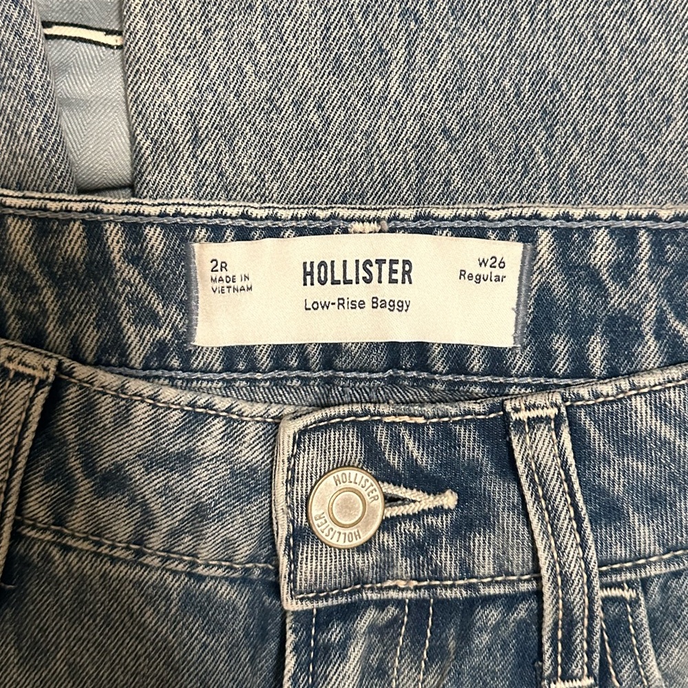 Hollister Light Wash Low-Rise Baggy Jeans